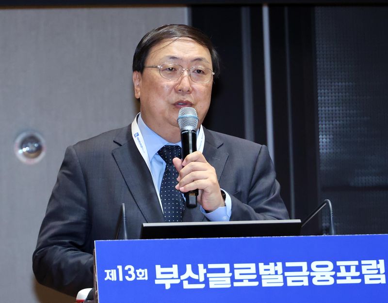 제13회 부산글로벌금융포럼이 '해양수도 부산, 금융의 역할'을 주제로 27일 부산롯데호텔에서 부산파이낸셜뉴스와 파이낸셜뉴스, 부산시, BNK금융그룹, 부산대학교 금융대학원, 국립한국해양대학교 해양금융대학원 주최로 열렸다. 홍태호 부산대학교 경영학과 교수가 발표를 하고 있다. 사진=박범준 기자