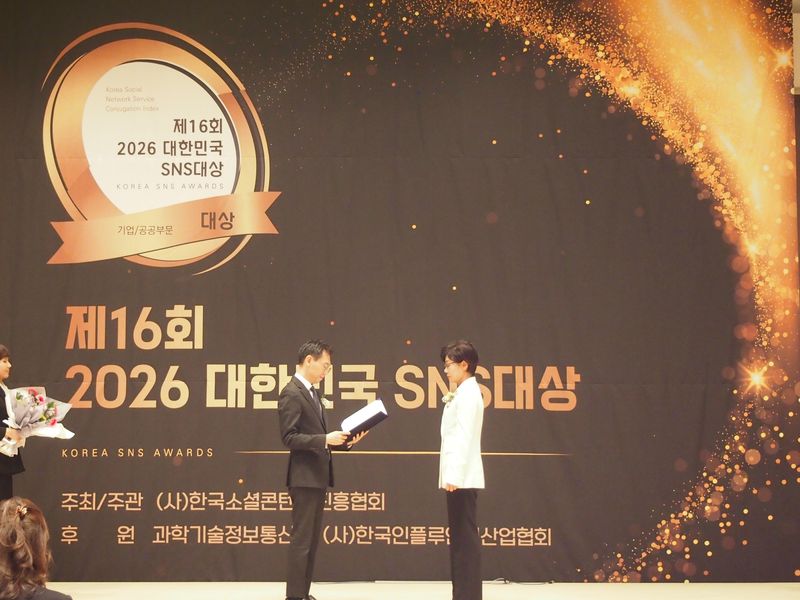 '2026 대한민국 SNS 대상' 관광 부문 최우수상 수상을 하고 있는 경북문화관광공사 엑스포사업단 차순애 단장(오른쪽). 경북문화관광공사 제공