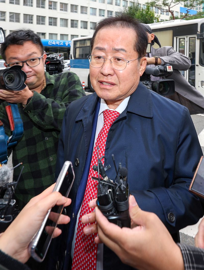 홍준표 전 대구시장이 27일 오전 대구 수성구 대구지방법원에서 측근들의 구속 전 피의자 심문(영장실질심사)에 변호인으로 참석해 취재진의 질문에 답하고 있다. /사진=뉴시스
