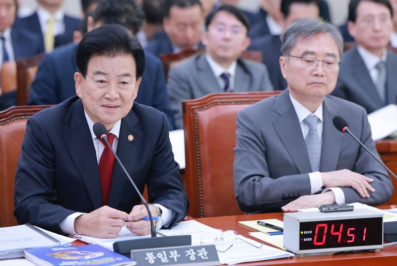 정동영 통일부 장관(왼쪽)과 외교부 장관이 27일 국회 외교통일위원회에서 열린 종합 국정감사에서 질의에 답하고 있다. 연합뉴스