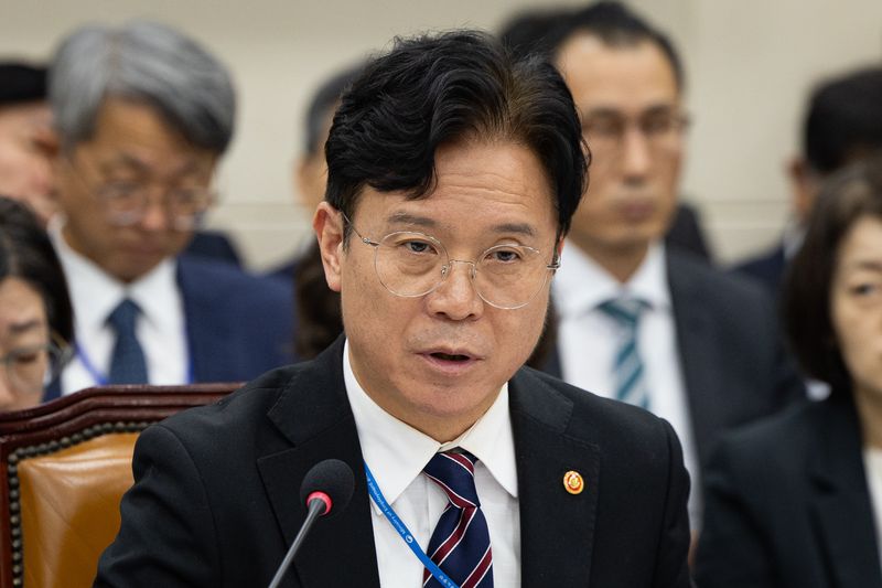 김영훈 고용노동부 장관이 27일 서울 여의도 국회에서 열린 기후에너지환경노동위원회의 고용노동부 등에 대한 국정감사 종합감사에 출석해 의원 질의에 답하고 있다. 뉴스1