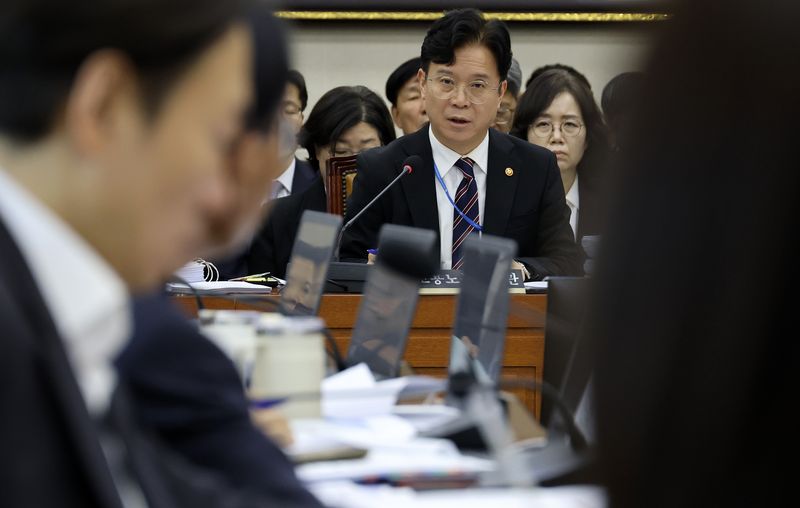 김영훈 고용노동부 장관이 27일 국회 기후에너지환경노동위원회에서 열린 2026년도 종합 국정감사에 출석해 질의에 답하고 있다. 연합뉴스