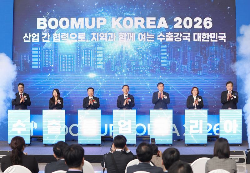 산업통상부와 코트라가 지난 21일부터 이틀간 경기 고양시 킨텍스에서 개최한 '2026 수출 붐업코리아' 개막식에서 강감찬 산업통상부 무역투자실장(왼쪽 네 번째), 강경성 코트라 사장(왼쪽 세 번째)과 5대 신산업 대표들이 '수출 다변화 공동 협력 선언' 기념행사를 진행하고 있다. 사진=코트라