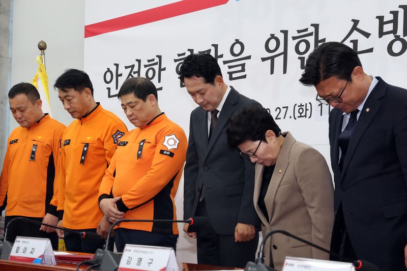 장동혁 국민의힘 대표가 27일 오전 서울 여의도 국회에서 열린 '안전한 현장을 위한 소방공무원과의 대화'에서 참석자들과 묵념을 하고 있다. ⓒ 뉴스1 황기선 기자