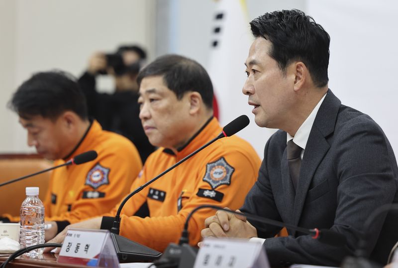 장동혁 국민의힘 대표가 27일 여의도 국회에서 열린 안전한 현장을 위한 소방공무원과의 대화에 참석해 발언하고 있다. 뉴시스
