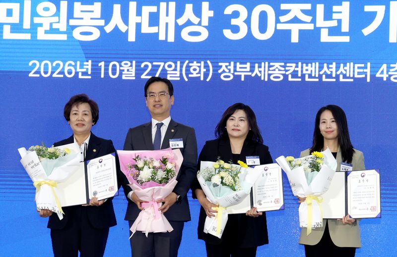 김민재 행정안전부 차관이 27일 세종시 어진동 정부세종컨벤션센터에서 열린 민원봉사대상 30주년 기념행사에서 행안부 장관 표창 수상자들과 기념촬영을 하고 있다. 김명숙 민원봉사대상협회장, 김민재 차관, 박숙영 SBS 미디어사업팀 차장, 노혜연 농협중앙회 상호금융소비자보호부 차장(왼쪽부터)이 포즈를 취하고 있다. 뉴스1