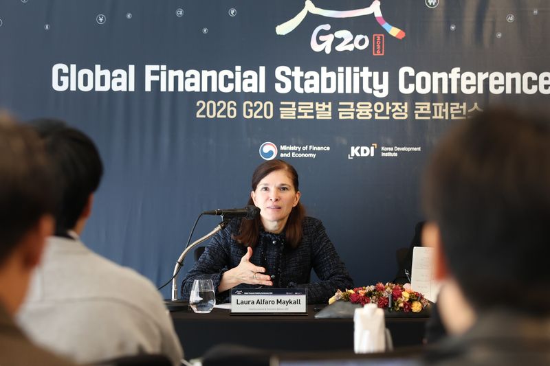 27일 로라 알파로 하버드대 경영대학원 교수 겸 미주개발은행(IDB) 수석이코노미스트가 서울 포시즌스 호텔에서 열린 '2026 G20 글로벌 금융안정 콘퍼런스' 기자회견에서 취재진의 질문에 답하고 있다. (KDI 제공)