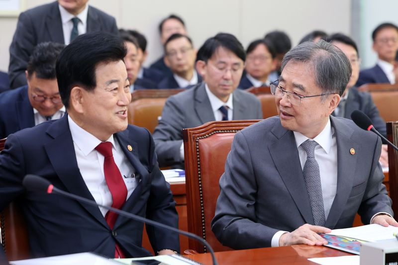정동영 통일부 장관(왼쪽)과 조현 외교부 장관이 지난 27일 국회 외교통일위원회에서 열린 외교부 등에 대한 국정감사 종합감사에서 대화를 나누고 있다. 뉴스1