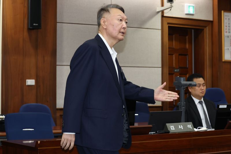 [서울=뉴시스] 사진공동취재단 = 12·3 비상계엄 관련 내란 우두머리 혐의로 1심에서 무기징역을 선고받은 윤석열 전 대통령이 문재인 정부 당시 검찰총장으로서 지휘한 수사에 대해 "선출된 정부를 지키는 것이라고 생각했다"고 법정에서 주장했다. 사진은 윤 전 대통령이 지난해 9월 26일 서울 서초구 서울중앙지법에서 열린 특수공무집행방해, 직권남용 권리행사방해 등 혐의 사건 첫 공판에 출석하는 모습. 2026.10.27. photo@newsis.com