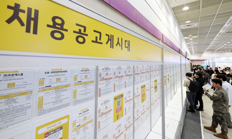 [서울=뉴시스] 최진석 기자 = 4월 27일 오전 서울 강남구 코엑스에서 열린 '2026 제1차 KB굿잡 우수기업 취업박람회'를 찾은 취업준비생이 채용공고를 살펴보고 있다. 2026.10.27. myjs@newsis.com