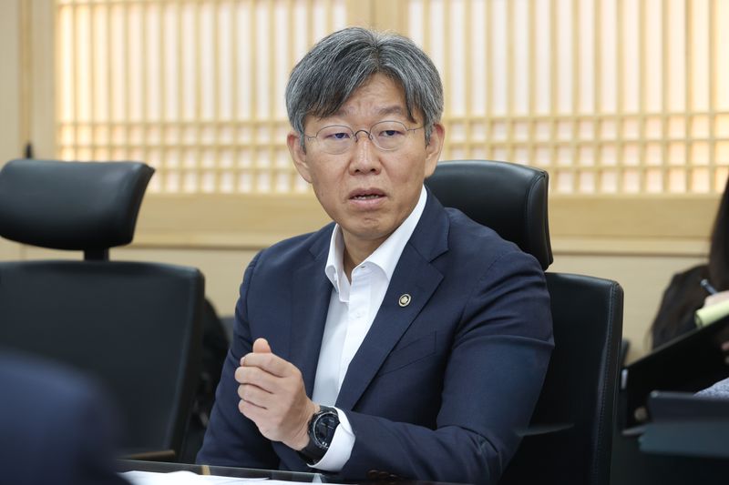 김이탁 국토교통부 1차관이 27일 모듈러주택 공공발주 2만가구에 대한 점검 회의를 진행 중이다. 국토교통부.