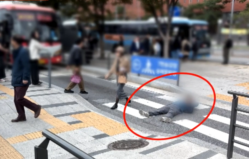 지난 24일 서울역 앞 도로에 한 남성이 대자로 누워있는 모습./사진=JTBC '사건반장' 캡처