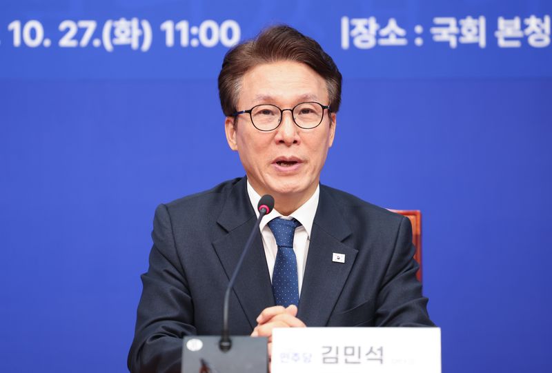 김민석 더불어민주당 대표가 27일 오전 서울 여의도 국회에서 열린 더불어민주당 한반도평화경제특별위원회 출범식 및 임명장 수여식에서 인사말을 하고 있다. 뉴시스