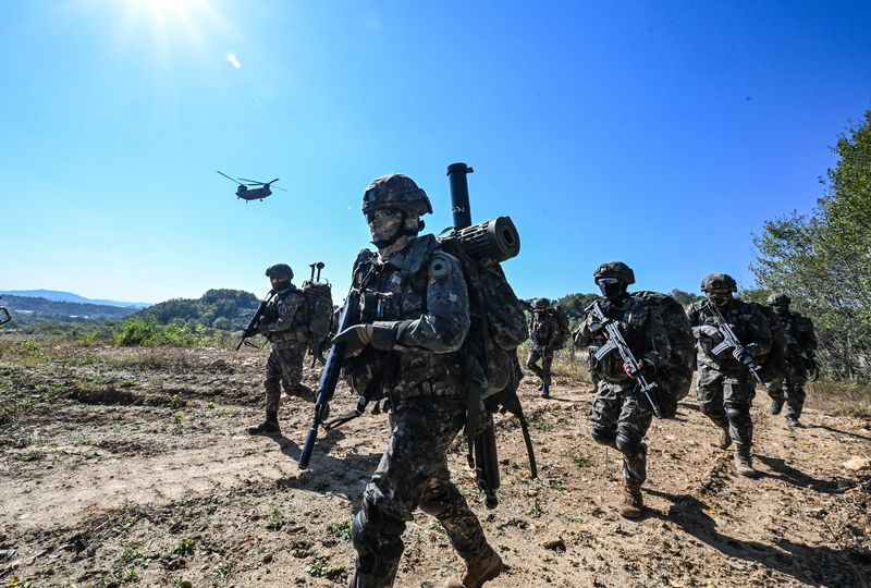 27일, 호국훈련 기계화부대 쌍방훈련과 연계한 공중강습작전 훈련에 참가한 2신속대응사단 장병들이 CH-47수송헬기로 목표지역에 투입하여 후속 작전을 위해 이동하고 있다. 육군 제공