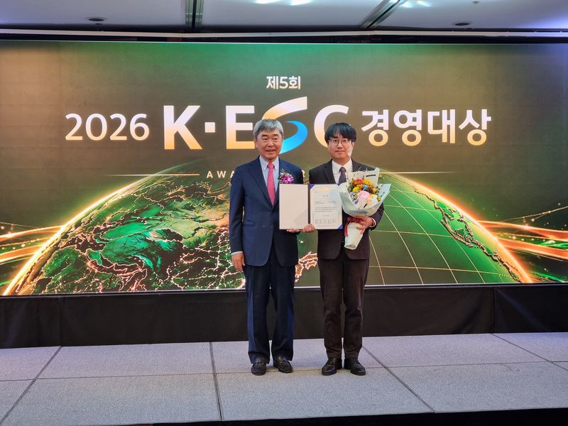 소상공인시장진흥공단은 '2026 K-ESG 경영대상'에서 '종합 ESG 대상'을 수상했다. 사진은 기념촬영을 하고 있는 K-ESG 경영대상 심사위원 동국대학교 유창조 교수(왼쪽)와 소진공 ESG경영실 김준호 실장. 소진공 제공
