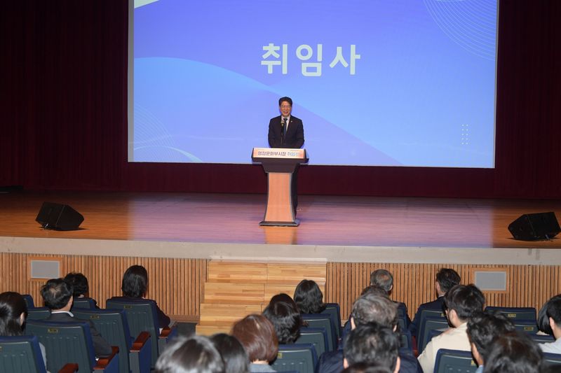 황기연 전남광주통합특별시(광주특별시) 초대 행정문화부시장이 27일 광주청사에서 취임식을 갖고 "시민들께서 '통합하니 정말 좋네'라고 하실 수 있도록 통합의 성과가 결실을 맺도록 온 힘을 다해 뒷받침하겠다"라고 밝히고 있다. 광주특별시 제공