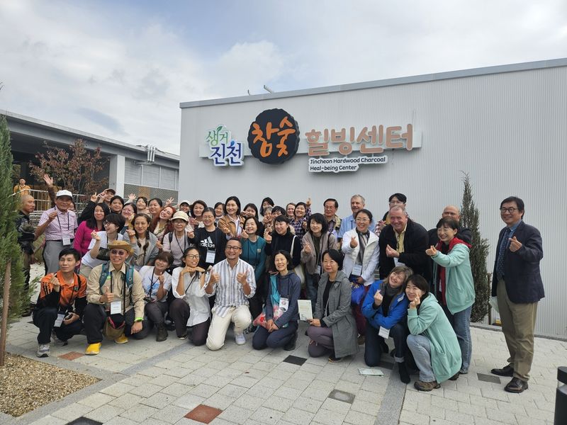 참숯힐빙센터 방문한 세계산림치유포럼 참가자들 (출처=연합뉴스)