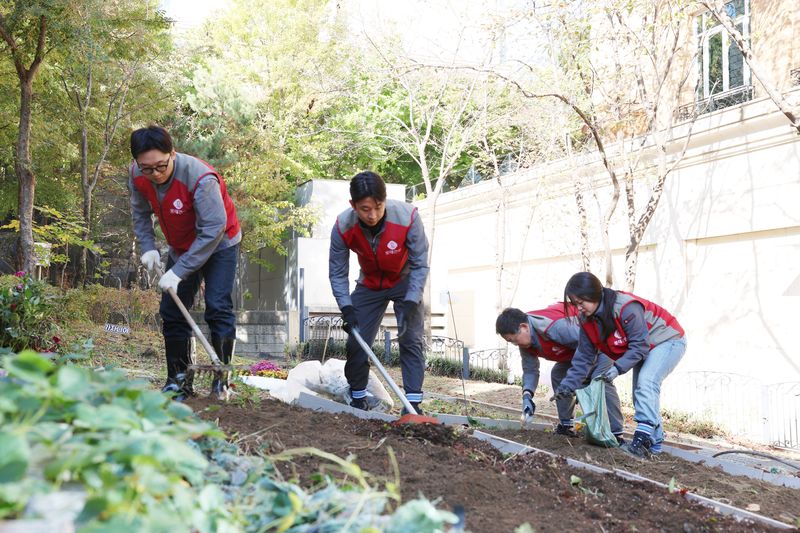 [서울=뉴시스] 롯데건설 '샤롯데 봉사단'이 27일 경기도 성남시 소재 분당 보바스기념병원에서 환자와 보호자를 위한 치유 정원을 조성하는 봉사활동에 참여하고 있다.