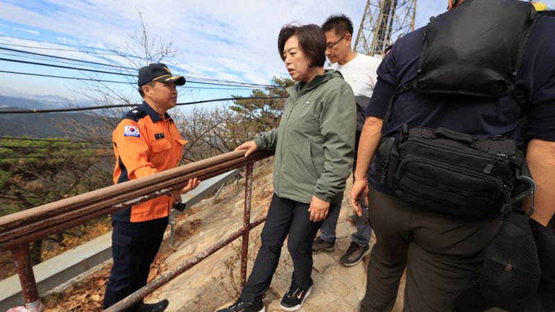 [과천=뉴시스] 신계용 시장이 관악산 일대 인파 밀집 현장을 점검하고 있다.(사진=과천시 제공).2026.10.27. photo@newsis.com