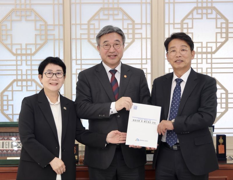 김찬술 대덕구청장(오른쪽)이 27일 박정현 국회의원(왼쪽)과 윤호중 행정안전부 장관을 만나 대덕구 주요 전략사업에 대한 국비 지원과 제도개선 방안을 논의한 후 기념 촬영을 하고 있다.(대덕구 제공. 재판매 및 DB 금지)