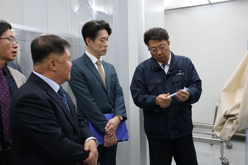 노용석 중소벤처기업부 제1차관이 27일 제주특별자치도 셀릭스를 방문해 현장을 둘러보고 있다. (중소벤처기업부 제공)