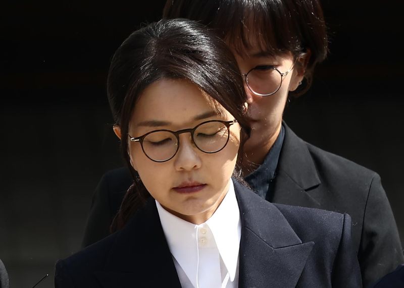 [서울=뉴시스] 사진공동취재단 = 대법원이 27일 구속 만기를 앞둔 김건희(사진) 여사의 구속영장 심문을 40여분만에 마쳤다. 결론은 이르면 이날 나올 것으로 보인다. (사진=뉴시스DB). 2026.10.27. photo@newsis.com