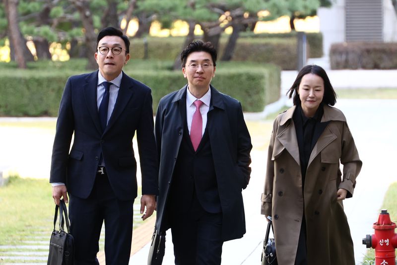 [서울=뉴시스] 고승민 기자 = 김건희 여사 변호인단 최지우(왼쪽부터), 채명성, 유정화 변호사가 27일 서울 대법원에서 열린 특정범죄가중처벌법 위반(알선수재) 혐의를 받는 김건희 여사의 구속영장 심문기일에 출석하고 있다. 김 여사는 앞서 도이치모터스 주가조작, 통일교 금품수수, 명태균 무상 여론조사 수수 등 '3대 의혹' 사건으로 구속됐으며, 이달 31일자로 기한이 만료될 예정이다. 2026.10.27. kkssmm99@newsis.com