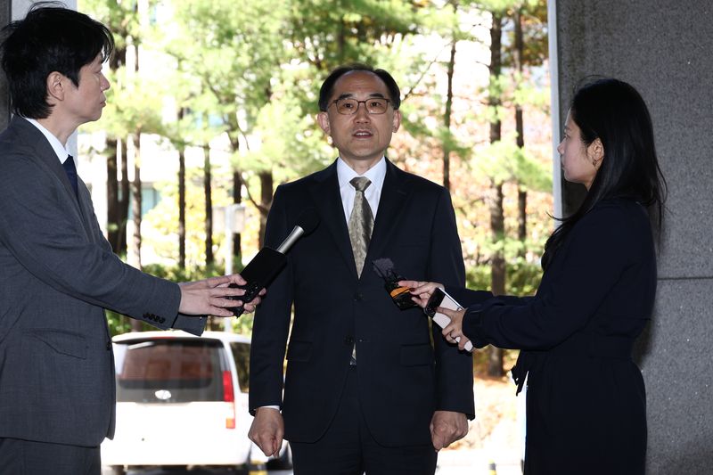 [서울=뉴시스] 고승민 기자 = 김한수 민중기 특검팀 특별검사보가 27일 서울 대법원에서 열린 특정범죄가중처벌법 위반(알선수재) 혐의를 받는 김건희 여사의 구속영장 심문기일에 출석하며 취재진 질문에 답하고 있다. 김 여사는 앞서 도이치모터스 주가조작, 통일교 금품수수, 명태균 무상 여론조사 수수 등 '3대 의혹' 사건으로 구속됐으며, 이달 31일자로 기한이 만료될 예정이다. 2026.10.27. kkssmm99@newsis.com