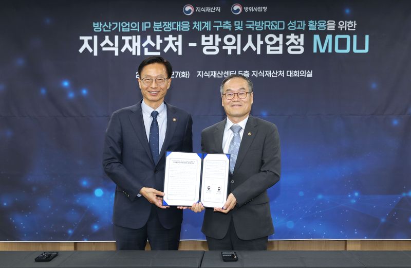 김용선 지식재산처장(왼쪽)이 27일 서울 강남 한국지식재산센터에서 이용철 방위사업청장과 '방산기업의 지식재산 분쟁대응 체계 구축 및 국방R&D 성과 활용을 위한 업무협약'을 맺은 뒤 협약서를 들어 보이고 있다. 지식재산처 제공