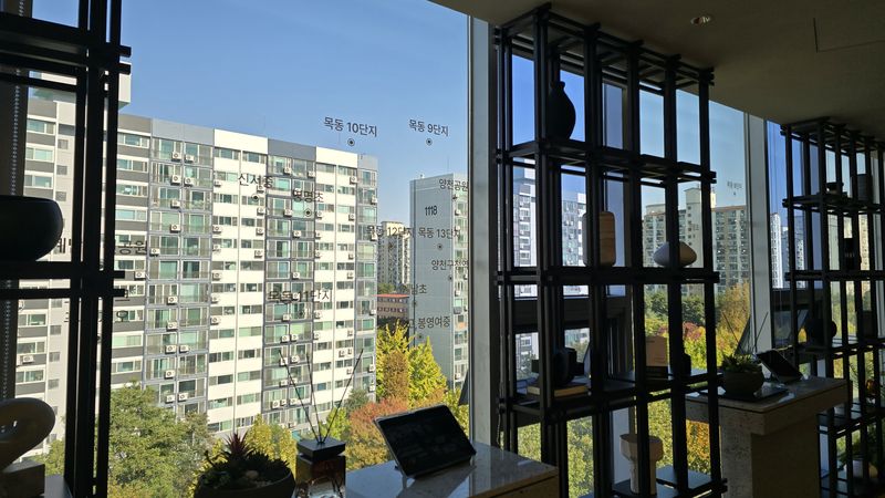 27일 오전 서울 구로구 고척동 '목동 아이파크 라운지'에서 바라본 목동 11단지 모습. 사진=최아영 기자