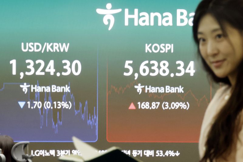 27일 서울 중구 하나은행 딜링룸에서 딜러들이 업무를 보고 있다. 뉴시스 제공