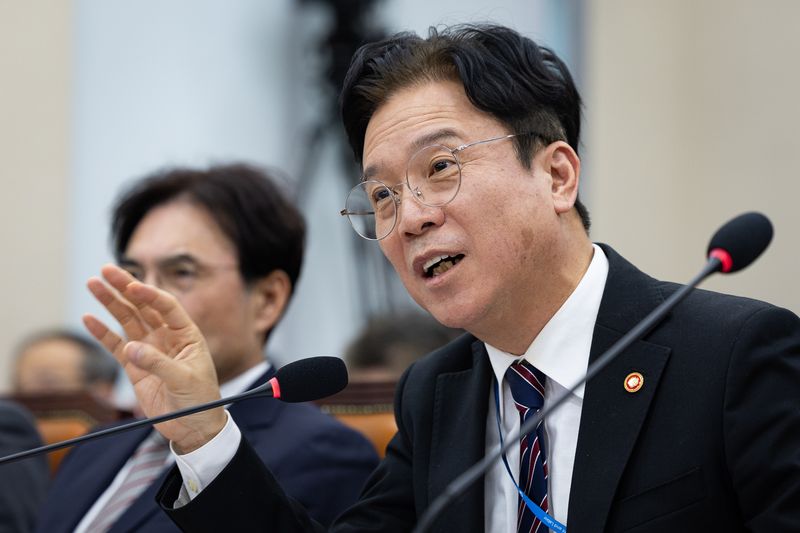 김영훈 고용노동부 장관이 27일 서울 여의도 국회에서 열린 기후에너지환경노동위원회의 고용노동부 등에 대한 국정감사 종합감사에 출석해 의원 질의에 답하고 있다. 뉴스1