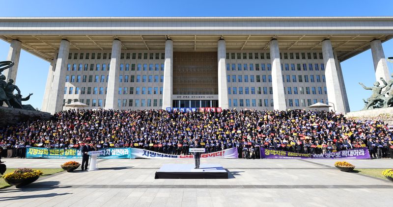 대한민국시도의회의장협의회 회장인 남종섭 경기도의회 의장이 27일 국회 본관 앞에서 열린 '전국 지방의원대회'에서 지방의회법 연내 제정을 촉구하고 있다. 경기도의회 제공