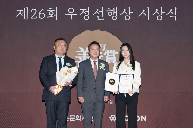 27일 서울 마곡 코오롱 원앤온리타워에서 열린 제26회 우정선행상 시상식에서 이웅열 코오롱그룹 오운문화재단 이사장(가운데)이 대상 수상자인 호남대학교 수어동아리 '하늘그림'의 이용규 씨(왼쪽), 박지온 씨와 기념촬영을 하고 있다. 코오롱그룹 제공