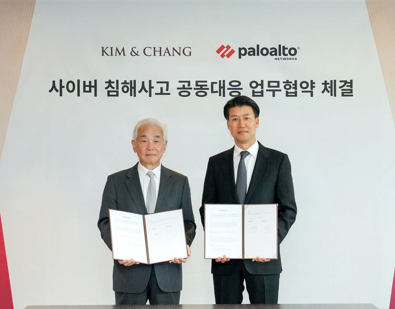 정경택 김앤장 법률사무소 대표변호사(왼쪽)와 박상규 팔로알토 네트웍스코리아 대표. 김앤장 법률사무소