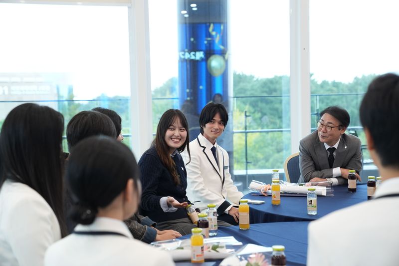 지난 23일 제주대학교에서 양덕순 총장(오른쪽)이 제24기 학생 홍보대사들과 대화를 나누고 있다. 이날 행사에는 제23기 홍보대사들도 참석해 후배들에게 대학 홍보활동 경험을 전했다. 사진=제주대학교