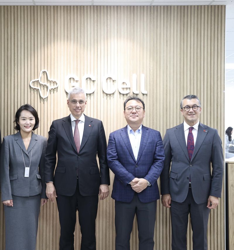 지난 21일 지씨셀 본사에서 손주희 지씨셀 사업개발실장(왼쪽부터), 케말 메미쇼을루 튀르키예 보건부 장관, 원성용 지씨셀 대표, 움잇 케르반 튀르키예 보건과학원 총재가 기념촬영을 하고 있다. 지씨셀 제공