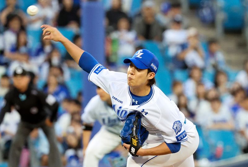 [대구=뉴시스] 이무열 기자 = 9일 대구 수성구 삼성라이온즈파크에서 열린 2026 신한 SOL KBO리그 KT 위즈와 삼성 라이온즈 경기, 1회초 삼성 선발투수 원태인이 공을 던지고 있다. 2026.09.09. lmy@newsis.com