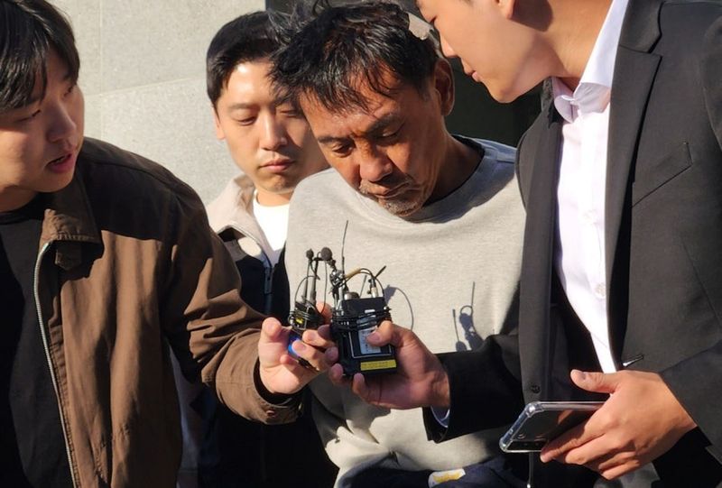 23일 인천 남동경찰서에서 지난 13일 인천 남동구 구월동의 대형 상업시설에서 이용객에 대해 흉기 난동으로 경찰에 구속된 최충락이 공소청에 송치되고 있다. 뉴시스 제공