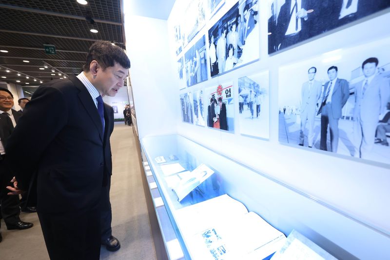 27일 서울 광화문 흥국생명빌딩에서 열린 고(故) 이임용 태광그룹 선대회장 30주기 추모식을 마친 뒤, 이호진 태광산업 고문이 고인의 생전 기록을 담은 사진전을 둘러보고 있다. 태광그룹 제공