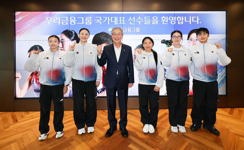 근대5종 신수민 선수(왼쪽부터), 농구 강이슬 선수, 임종룡 우리금융그룹 회장, 근대5종 성승민 선수, 사격 양지인 선수, 근대5종 전웅태 선수가 지난 26일 서울 중구 우리금융 본사에서 열린 아이치·나고야 아시안게임 메달리스트 초청 격려 행사에서 기념촬영을 하고 있다. 우리금융그룹 제공