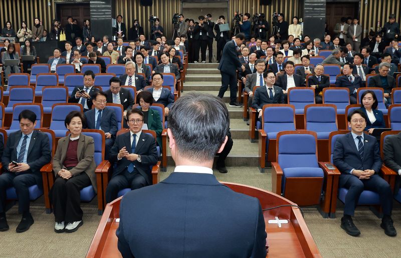 더불어민주당 한병도 원내대표(가운데)가 27일 국회에서 조희대 대법원장에 대한 국정조사 추진 등을 논의하기 위해 열린 의원총회에 참석해 발언하고 있다. 연합뉴스