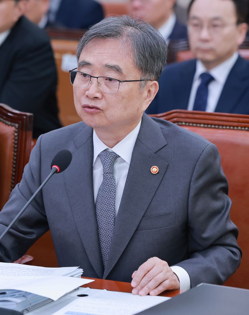 조현 외교부 장관이 27일 국회 외교통일위원회의 외교부, 통일부 등에 대한 종합감사에서 질의에 답하고 있다. 연합뉴스