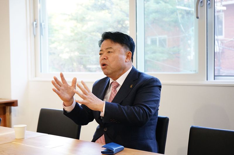 이기홍 대한한돈협회장이 27일 서울 서초구 제2축산회관에서 인터뷰를 진행하고 있다. 이 회장은 축사 현대화와 질병 예방을 양돈 농가의 생산성 제고를 위한 핵심 과제로 꼽았다. 한돈협회 제공