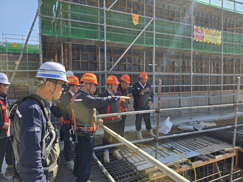 전재식 한신공영 대표이사(오른쪽 네번째)가 지난 23일 시흥하중LH2공구 건설현장에서 작업 구간을 가리키고 있다. 한신공영 제공