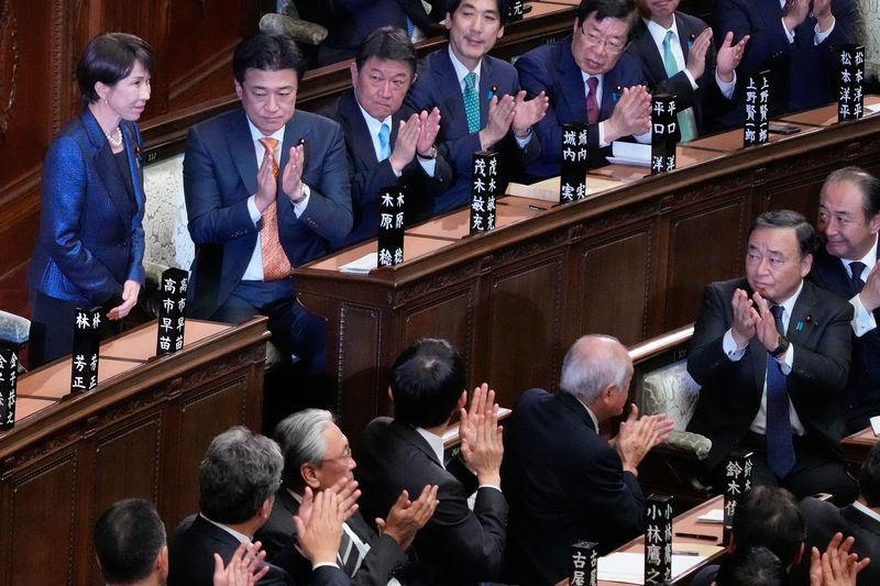 [도쿄=AP/뉴시스] 일본 정부가 외국 정부를 대신해 로비·홍보 활동을 하는 개인·단체의 사전등록 의무화를 검토 중이다. 27일 요미우리신문 등 현지 언론에 따르면 일본 정부는 외국 대리인 등록제와 악의적 영향력 행사에 대한 처벌을 핵심으로 하는 '외국간섭방지법안'(가칭)을 내년 정기국회에 제출하는 방향으로 검토에 들어갔다. 사진은 지난 2월18일 일본 도쿄에서 열린 특별국회에서 다카이치 사나에(왼쪽 위)가 총리로 재선출되자 중의원 의원들이 박수를 치는 모습. 2026.10.27.