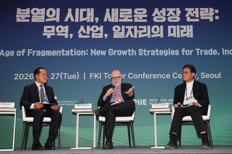 애덤 포젠 미국 피터슨국제경제연구소(PIIE) 소장(왼쪽)과 이창용 전 한국은행 총재(PIIE 객원연구위원)가 27일 서울 여의도 FKI타워에서 열린 한경협-PIIE 국제 컨퍼런스 좌담 세션에서 대미투자에 대해 대담을 나누고 있다. 연합뉴스