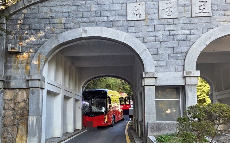 [경주=뉴시스] 경주 시티투어버스 석굴암~불국사 터널 구조물 충돌 사고 현장. (사진=경북소방본부 제공) 2026.10.27. photo@newsis.com