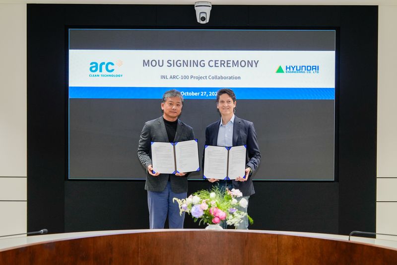 27일 서울 종로구 현대엔지니어링 본사에서 진행된 '현대엔지니어링-ARC 협력 MOU 체결식'에 참석한 주우정 현대엔지니어링 대표이사(왼쪽)와 제임스 울프 ARC CEO가 기념 촬영을 하고 있다. 현대엔지니어링 제공