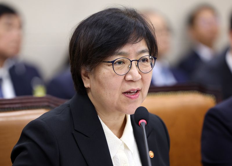 [서울=뉴시스] 고범준 기자 = 정은경 보건복지부 장관이 27일 서울 여의도 국회에서 열린 보건복지위원회 보건복지부, 질병관리청, 식품의약품안전처 등에 대한 종합 국정감사에서 의원 질의에 답변하고 있다. 2026.10.27. bjko@newsis.com